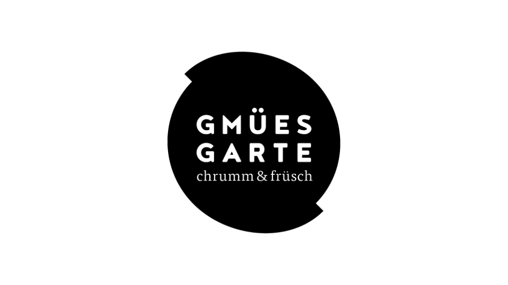 Logo von Gmüesgarte, Weisser Text in schwarzem Kreis, Textinhalt: Gmüesgarte - chrumm & früsch